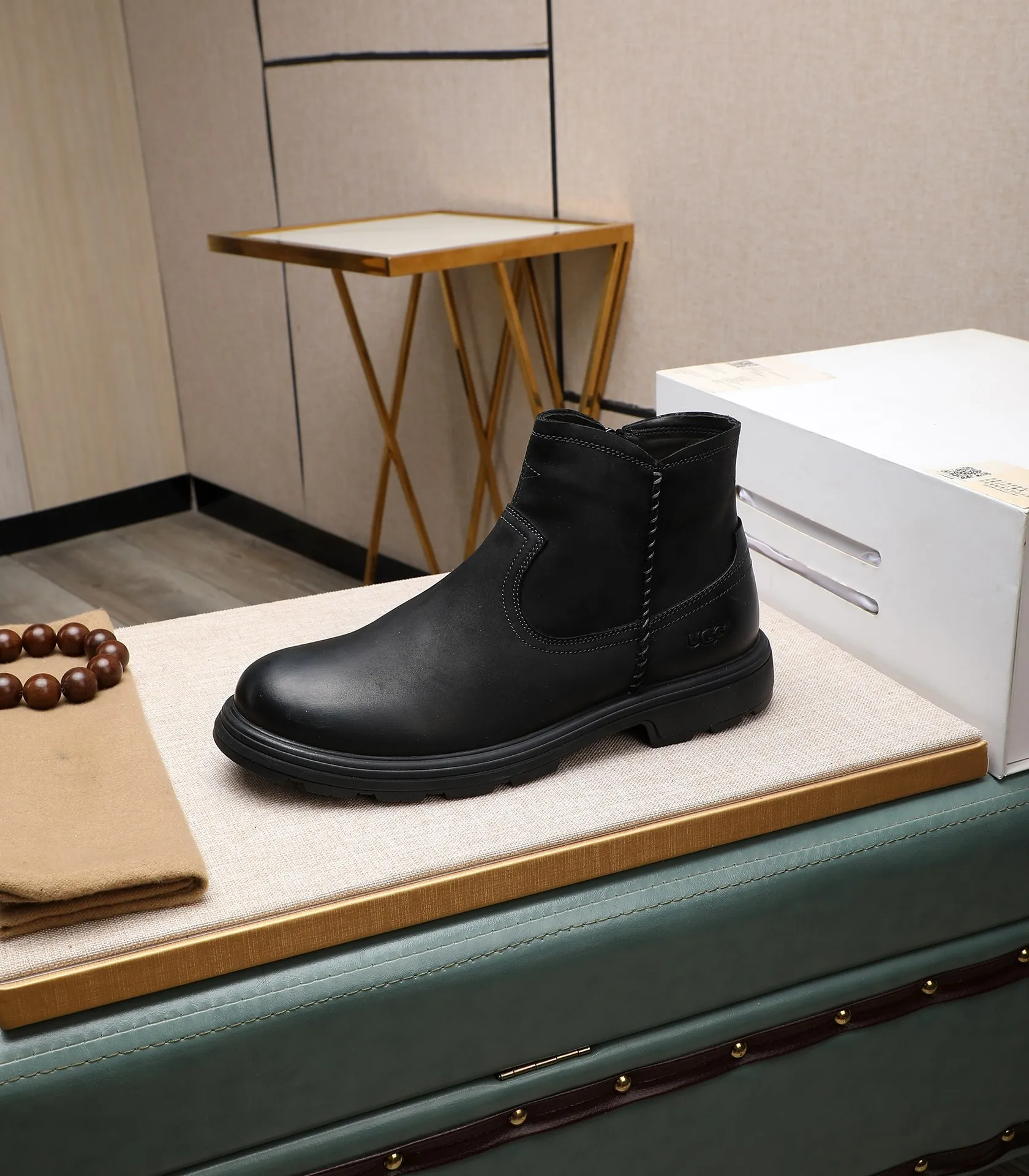 Men's men's shoes💰640 UGG (100% genuine wool lining, 10% off for fake ones) Please pay attention to the quality of the original order and compare the thickness of the wool🏮🏮Hot-selling UGG from Australia's warm luxury brand men's shoes, the official website is synchronized, Beckham men's style..., made of imported top-layer waxed cowhide, waxed toe cap, Australian real wool velvet lining Carefully sewn...Imported rubber Martin boots outsole (comfortable, soft and wear-resistant). I really like the quality..Exquisite workmanship. You can't put it down at first sight. Size 39-44